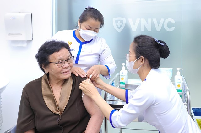 B&agrave; B&ugrave;i Thị Thanh Hải, sống ở TP Thủ Đức, TP HCM ti&ecirc;m vắc xin zona thần kinh tại VNVC ngay khi vừa ra mắt. &nbsp;