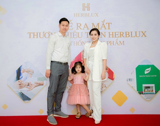Gia đình nhỏ của nữ doanh nhân tại lễ ra mắt thương hiệu thực phẩm bảo vệ sức khỏe Herblux