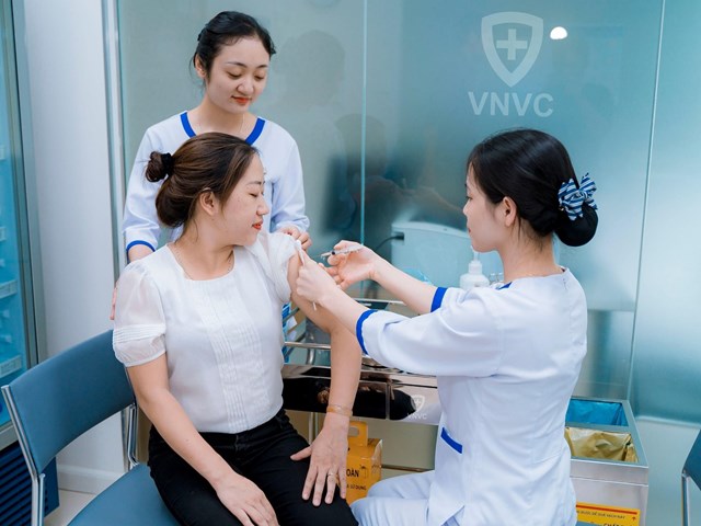 Người lớn ti&ecirc;m vắc xin 3 trong 1 ph&ograve;ng bạch hầu - ho g&agrave; - uốn v&aacute;n tại VNVC. &nbsp;