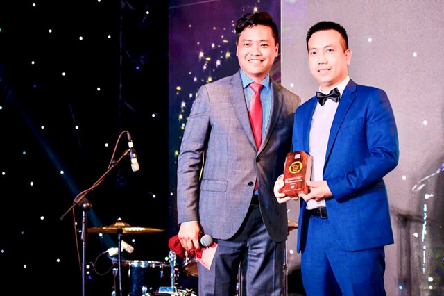 Ông Lê Thanh Tùng (bên phải) – Giám đốc công ty Tiến Thịnh Internationalnhận giải Best Emerging Business Award 2019
