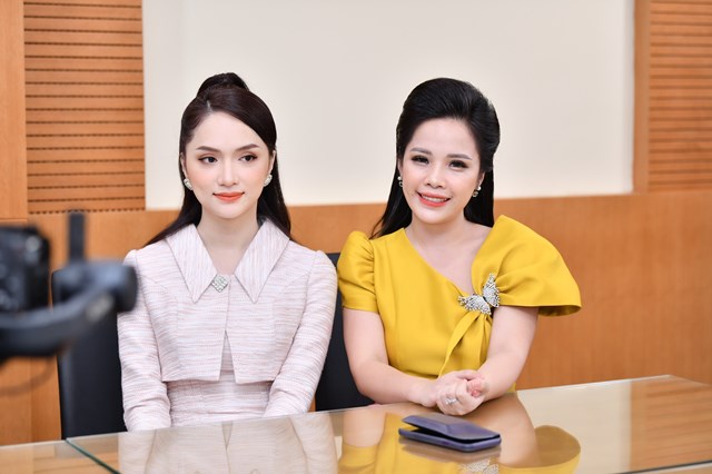 Doanh nh&acirc;n Trần Thị An c&ugrave;ng Hoa hậu Hương Giang tham dự talkshow
