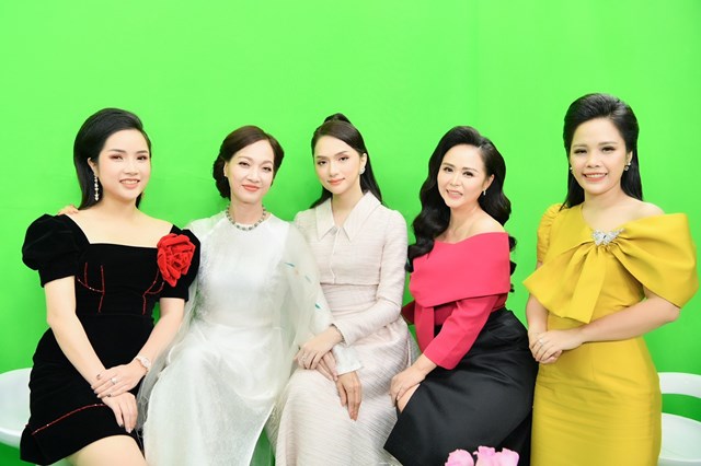 Doanh nhân Hương Ly hội ngộ Hoa hậu Hương Giang tại talkshow
