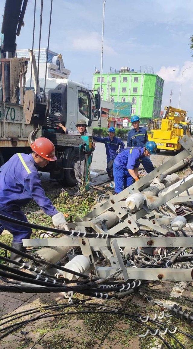 C&ocirc;ng nh&acirc;n c&aacute;c đơn vị TKV tr&ecirc;n địa b&agrave;n khắc phục hậu quả sau b&atilde;o.