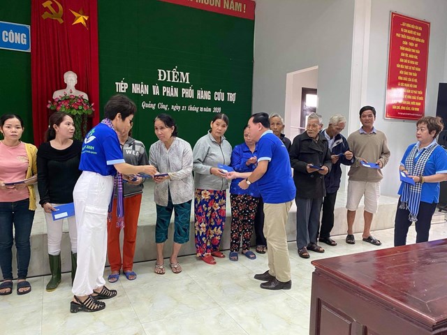 Bà Trần Hải Anh tặng quà và tiền cho bà con xã Quảng Công, tỉnh Thừa Thiên H