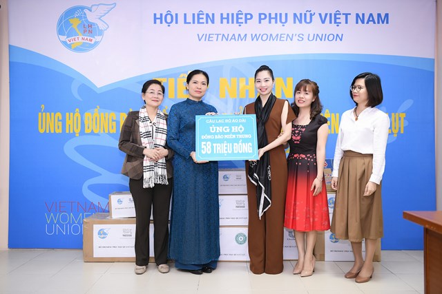 Đại diện CLB Áo dài và Công ty Cổ Phần Thời Trang Sen Vàng bà Phạm Thị Nga đã trao một số nhu yếu phẩm và tiền mặt là  58 triệu đồng để quyên góp cho Miền Trung đợt 1 tại Hội liên hiệp Phụ nữ Việt Nam .