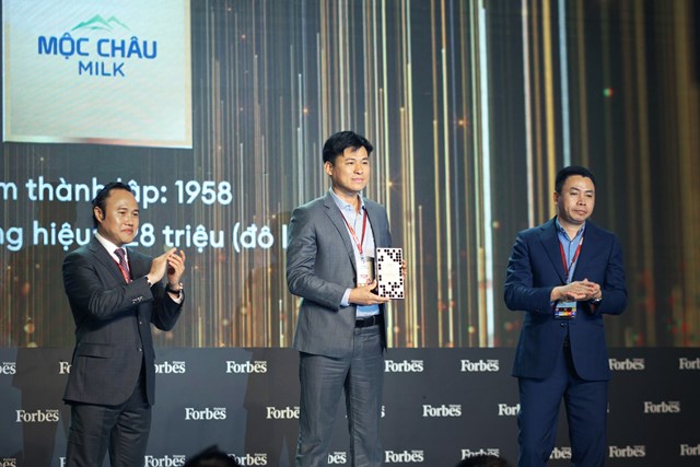 &Ocirc;ng Đặng Đức Nam, Ph&oacute; Tổng Gi&aacute;m đốc Kinh doanh &amp; Marketing của Mộc Ch&acirc;u Milk nhận chứng nhận Top 25 thương hiệu F&amp;B dẫn đầu từ Forbes Việt Nam