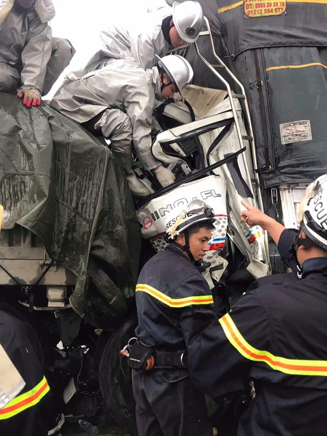 Lê Công Minh và đồng đội cứu giúp nạn nhân vụ đâm xe Pháp Vân - Cầu Giẽ