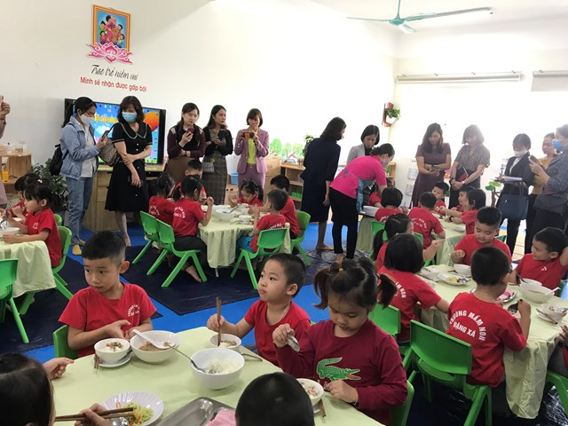 Các học viên dự buổi tổ chức cho trẻ ăn theo hình thức “Bữa ăn gia đình, bé  tự phục vụ”.