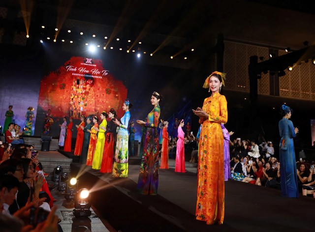 Fashion Show &ldquo;Cội Nguồn Tinh Hoa Hội Tụ&rdquo; l&agrave; bữa tiệc thời trang mang nhiều m&agrave;u sắc &yacute; nghĩa bởi đ&acirc;y l&agrave; sự tri &acirc;n của c&aacute;c thế hệ học tr&ograve;, tinh hoa của trường Đại học Mỹ Thuật C&ocirc;ng nghiệp H&agrave; Nội &ldquo;b&aacute;o c&aacute;o&rdquo; th&agrave;nh t&iacute;ch với c&aacute;c Thầy C&ocirc;.