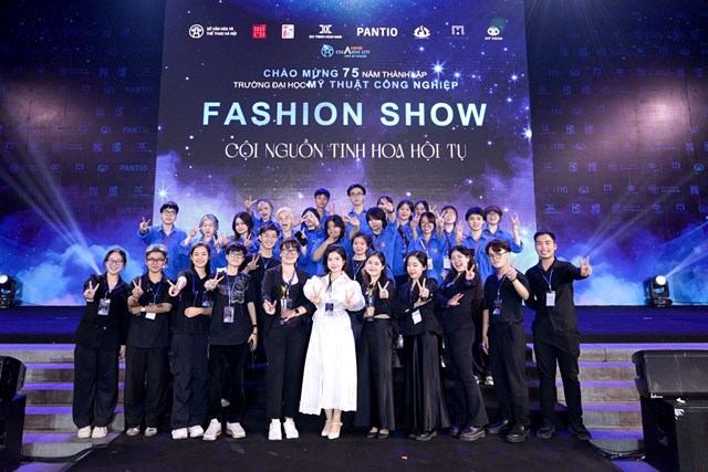 Đạo diễn Đỗ Bảo Ngọc c&ugrave;ng Ekip thực hiện Fashion Show &ldquo;Cội nguồn tinh hoa hội tụ&rdquo;.