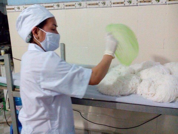 Người lao động của Khương Huy luôn tuân thủ các quy định về bảo đảm vệ sinh an toàn thực phẩm 