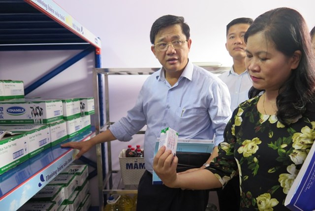 Đoàn kiểm tra liên ngành do lãnh đạo Sở Giáo dục và Đào tạo Hà Nội chủ trì đang thực hiện kiểm tra việc bảo quản sữa học đường tại trường Mầm non Uy Nỗ, huyện Đông Anh, Hà Nội