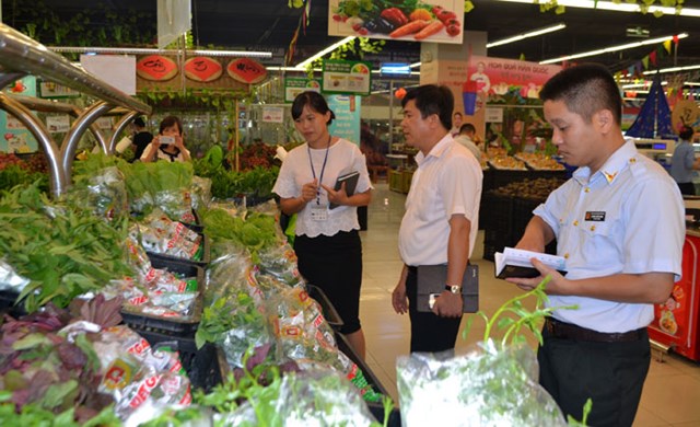 Lực lượng chức năng kiểm tra công tác ATVSTP tại  siêu thị Lotte mart