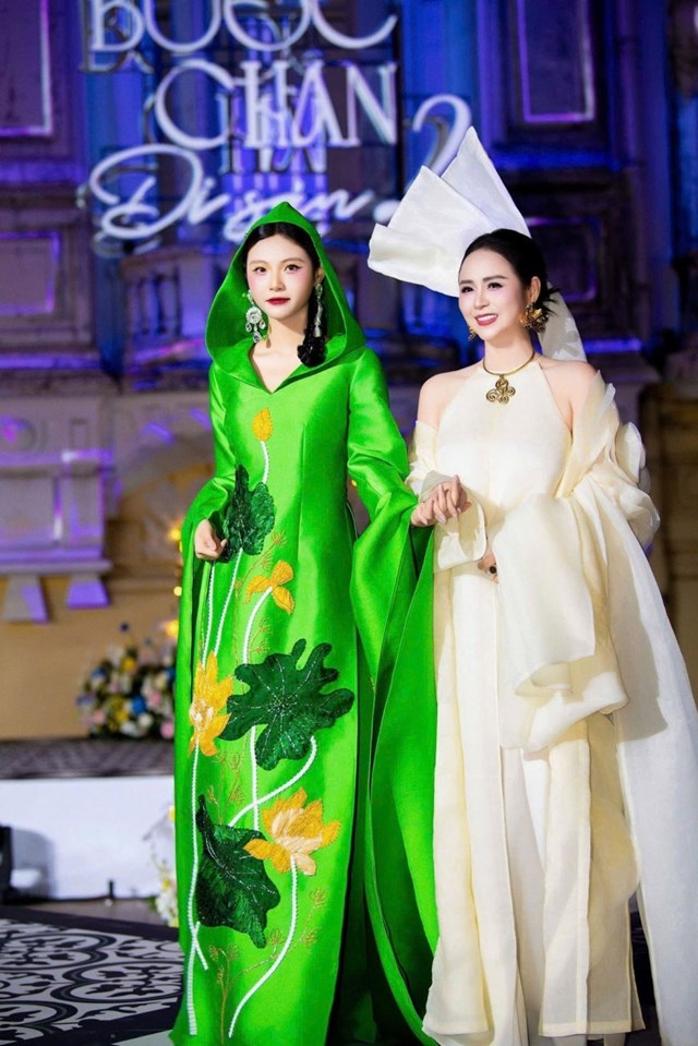 Hai mẹ con B&ugrave;i Thanh Hương trong show diễn. Ảnh: Hương Queen