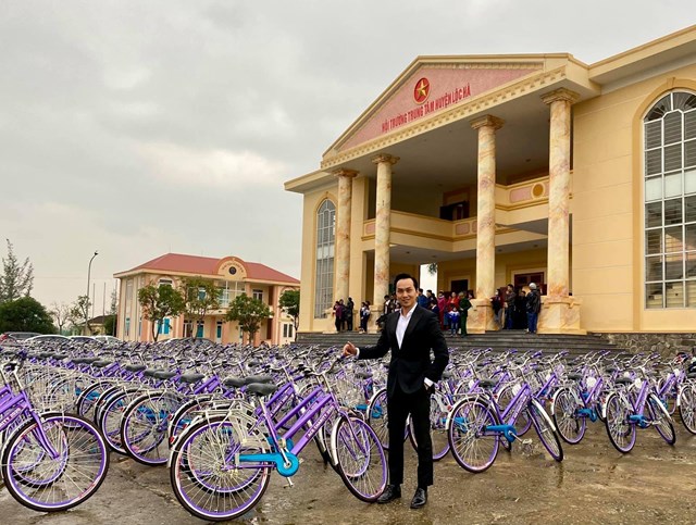 Doanh nhân - Nhà đào tạo Nguyễn Mạnh Hà trao xe đạp & học bổng cho trẻ em nghèo hiếu học tại huyện Lộc Hà, tỉnh Hà Tĩnh