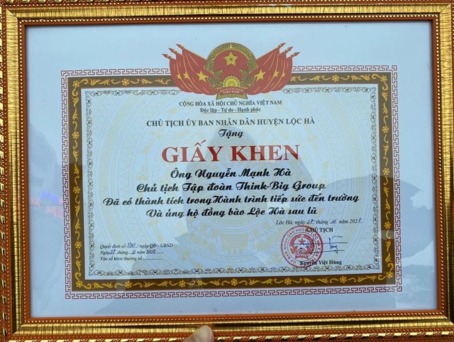Chủ tịch HĐQT Lộc Sơn Hà Land - Think Big Group Nguyễn Mạnh Hà nhận bằng khen của huyện vì công tác thiện nguyện