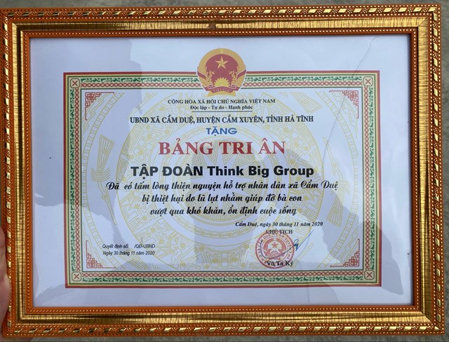 Chủ tịch HĐQT Lộc Sơn H&agrave; Land - Think Big Group Nguyễn Mạnh H&agrave; nhận bằng khen của huyện v&igrave; c&ocirc;ng t&aacute;c thiện nguyện