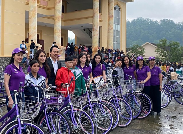 Doanh nh&acirc;n Nguyễn Mạnh H&agrave; trao xe đạp &amp; học bổng cho trẻ em ngh&egrave;o hiếu học tại tỉnh H&agrave; Tĩnh