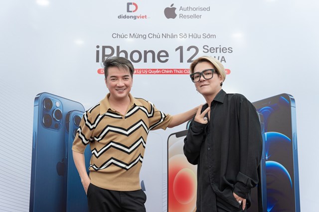 Đ&agrave;m Vĩnh Hưng v&agrave; Vũ H&agrave; rủ nhau đi sắm iPhone 12 Pro Max tại Di Động Việt.