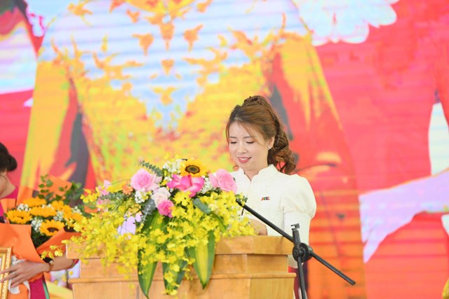 Chủ tịch C&acirc;u lạc bộ Văn h&oacute;a &Aacute;o d&agrave;i Việt Nam - NTK Ho&agrave;ng Ly chia sẻ tại buổi lễ.