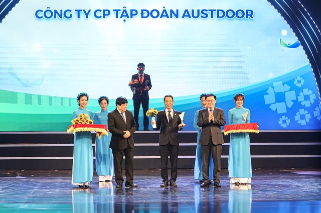 Ông Dương Thạch Nguyên - Phó Tổng Giám đốc Tập đoàn Austdoor nhận Thương hiệu Quốc gia Việt Nam 2020