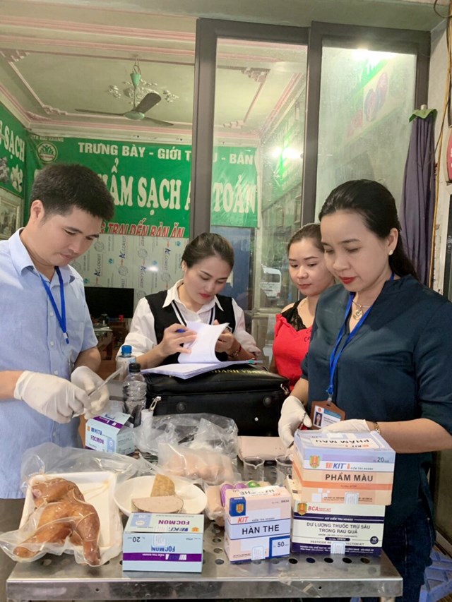 Đoàn giám sát lấy mẫu test nhanh cơ sở sản xuất giò chả tại huyện Bắc Quang