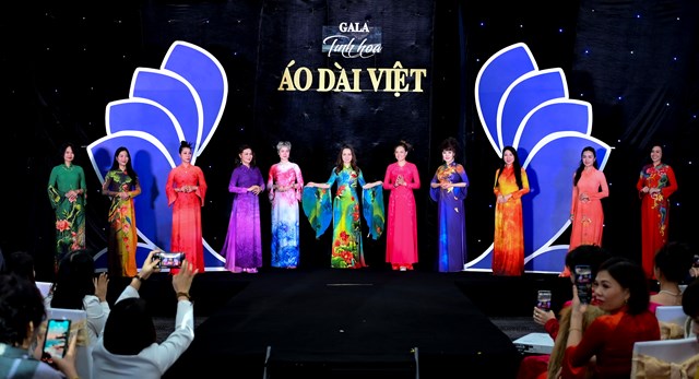 D&agrave;n người mẫu doanh nh&acirc;n trong Gala Tự h&agrave;o &Aacute;o d&agrave;i Việt 2022