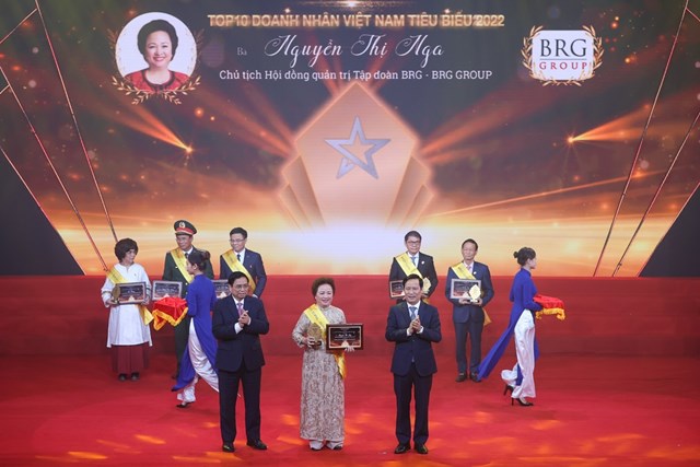 B&agrave; Nguyễn Thị Nga, Chủ tịch Tập đo&agrave;n BRG đ&oacute;n nhận danh hiệu &ldquo;Top 10 Doanh nh&acirc;n ti&ecirc;u biểu nhất Việt Nam năm 2022&rdquo;
