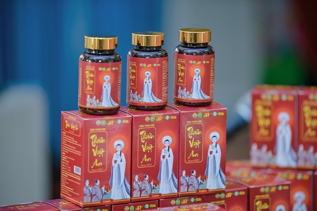 150 hộp sản phẩm Viên thảo mộc Thiên Việt An được trao tận tay các bác sỹ tại Bệnh viện đa khoa huyện Hoài Đức