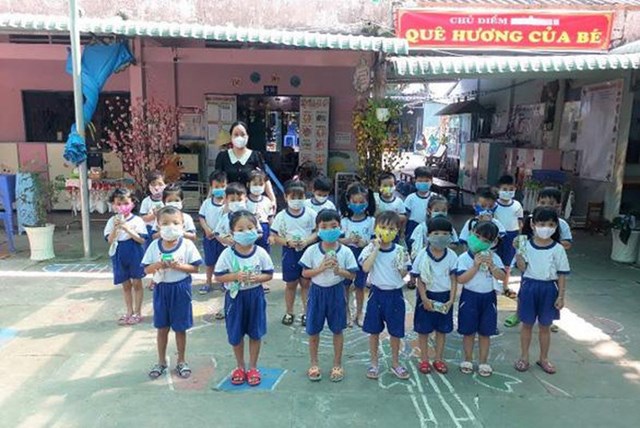 Trẻ em vui mừng nhận sữa từ chương tr&igrave;nh Quỹ sữa Vươn cao Việt Nam năm 2021.