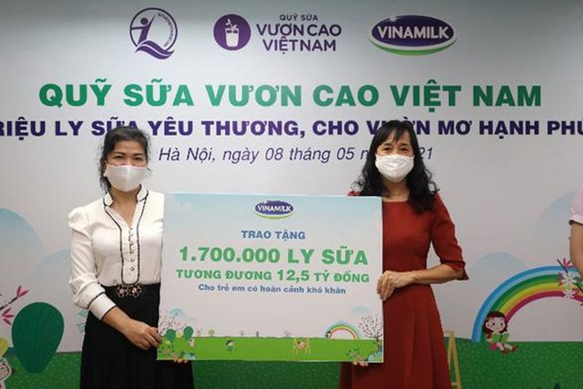 Đại diện Vinamilk trao bảng tượng trưng 1,7 triệu ly sữa của Quỹ sữa Vươn cao Việt Nam cho Đại diện Quỹ bảo trợ trẻ em Việt Nam.