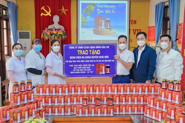 Đại diện Công ty Bảo Trí trao tặng sản phẩm Viên thảo mộc Thiên Việt An cho Bệnh viện đa khoa huyện Hoài Đức