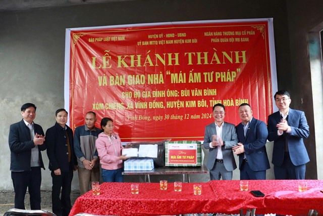 B&#225;o Ph&#225;p luật Việt Nam phối hợp c&#249;ng Ng&#226;n h&#224;ng Thương mại Cổ phần Qu&#226;n đội  trao tặng “M&#225;i ấm Tư ph&#225;p” tại H&#242;a B&#236;nh   - Ảnh 2