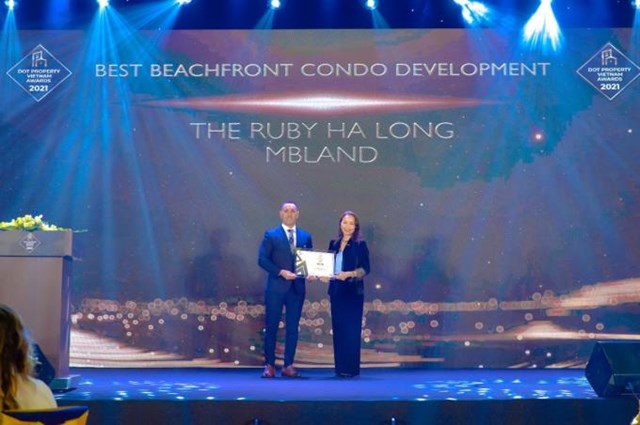Đại diện MBLand (b&ecirc;n phải) nhận giải thưởng DOT Property Vietnam Award. &nbsp;
