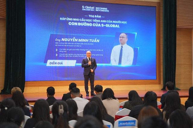 &Ocirc;ng Nguyễn Minh Tuấn - Viện trưởng Viện Đ&agrave;o tạo v&agrave; Ph&aacute;t triển Kinh tế (ITED) với tham luận "Nhu cầu học tiếng Anh: Thực trạng v&agrave; đề xuất"