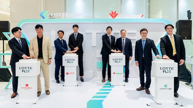 Đại diện VPBank v&agrave; LOTTE C&amp;F tại sự kiện ra mắt LOTTE FLEX &nbsp;