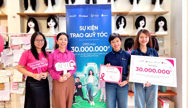 Đại diện OPES nhận chứng nhận Nh&agrave; t&agrave;i trợ cho Thư viện t&oacute;c d&agrave;nh cho bệnh nh&acirc;n ung thư &nbsp;