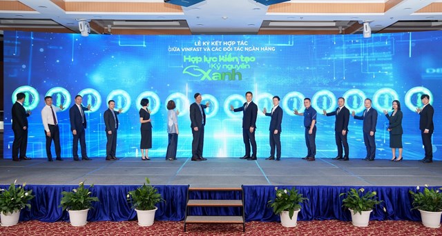 VinFast v&#224; 12 ng&#226;n h&#224;ng, tổ chức t&#224;i ch&#237;nh chung tay hỗ trợ người d&#226;n h&#224; nội chuyển sang xe điện - Ảnh 1