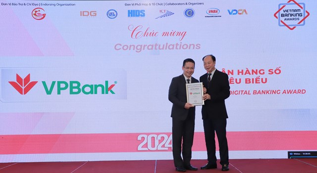 Đại diện VPBank nhận giải thưởng Ng&acirc;n h&agrave;ng Số ti&ecirc;u biểu &nbsp;