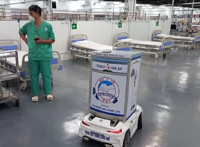 Robot của bệnh viện Trung ương Huế đưa v&agrave;o Trung t&acirc;m Hồi sức t&iacute;ch cực người bệnh Covid-19 tại TP HCM.