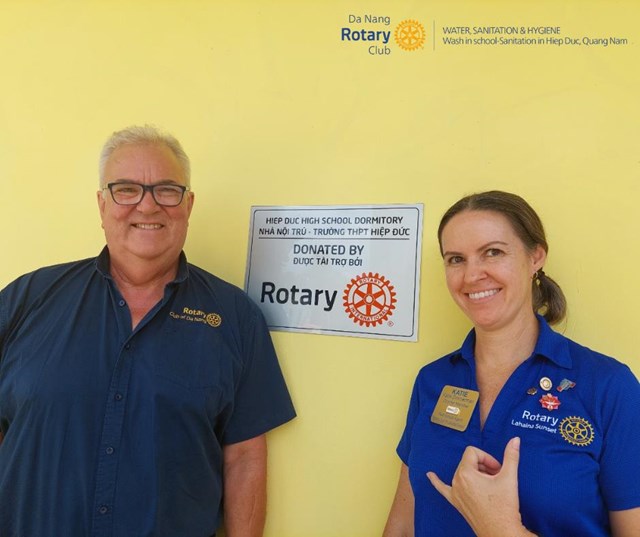 &Ocirc;ng Michael Roberts - Chủ tịch Rotary Đ&agrave; Nẵng v&agrave; B&agrave; Katie Zimmerman - Một trong những nh&agrave; t&agrave;i trợ của dự &aacute;n đến từ Hawaii.