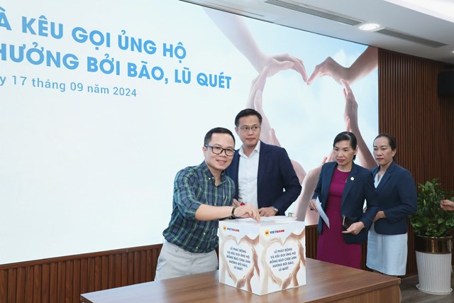 Ban l&atilde;nh đạo c&ugrave;ng c&aacute;n bộ nh&acirc;n vi&ecirc;n Vietbank chung tay đ&oacute;ng g&oacute;p tại sự kiện &nbsp;