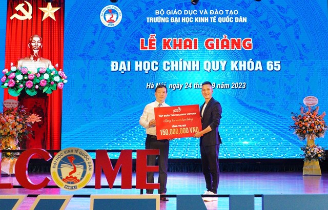 Đại diện TNG Holdings Vietnam trao 15 suất học bổng cho đại diện nh&agrave; trường tại Lễ Khai giảng. &nbsp;
