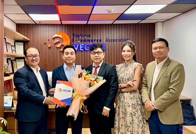 Chủ tịch Hiệp hội thương mại điện tử Việt Nam (VECOM) - &ocirc;ng Nguyễn Ngọc Dũng trao quyết định cho &ocirc;ng Nguyễn Hữu Lộc