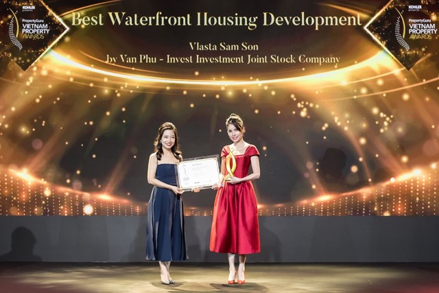 Đại diện Văn Ph&uacute; - Invest nhận giải thưởng Best Waterfront Housing Development &nbsp;