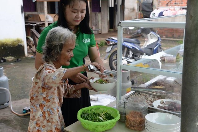 Nhiều người cho biết c&ocirc; Thu&yacute; nấu ăn kh&aacute; ngon, lại sống ch&acirc;n thật, cởi mở với h&agrave;ng x&oacute;m l&aacute;ng giềng n&ecirc;n họ sẽ lu&ocirc;n ủng hộ qu&aacute;n hủ t&iacute;u của c&ocirc;.