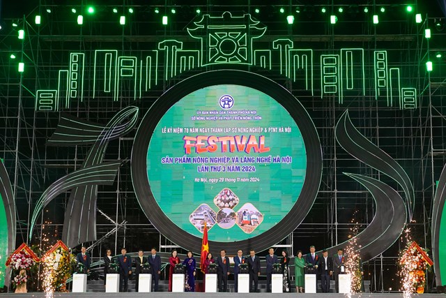 C&aacute;c đại biểu thực hiện nghi thức khai mạc Festival sản phẩm n&ocirc;ng nghiệp v&agrave; l&agrave;ng nghề H&agrave; Nội lần thứ 3 năm 2024&nbsp;