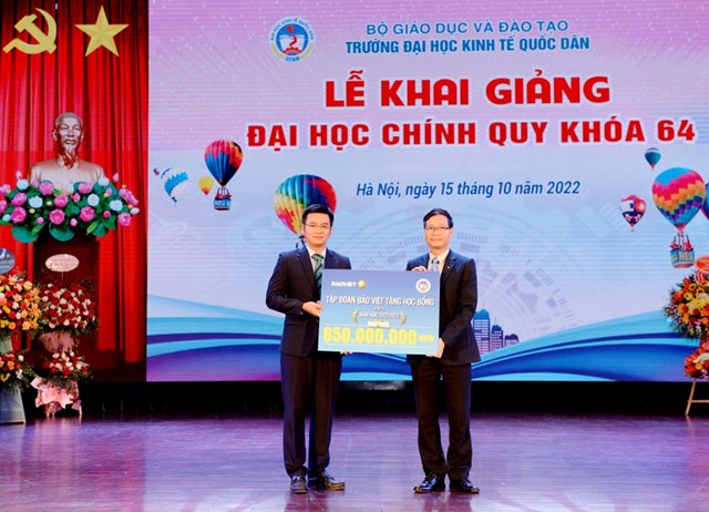 Bảo Việt trao học bổng cho sinh vi&ecirc;n Trường Đại học Kinh tế Quốc d&acirc;n