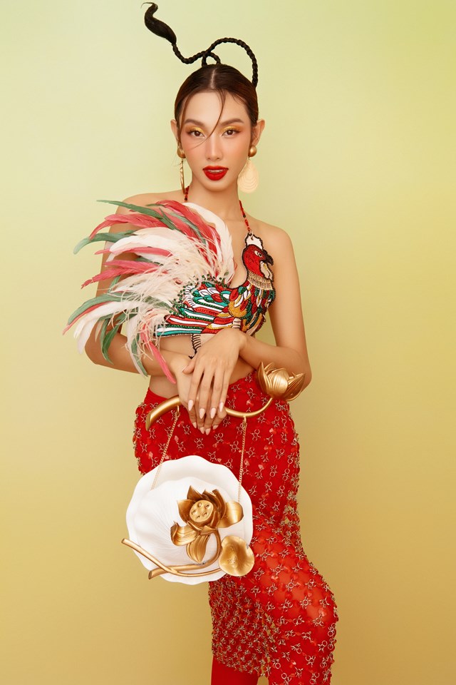 Điểm đáng chú ý là trong bộ ảnh lần này, đa phần váy áo mà nàng hậu diện đều là những chiếc yếm truyền thống của phụ nữ Việt.