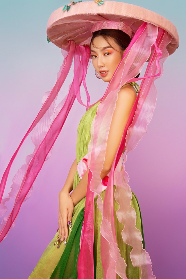 Đến với layout thứ hai, đây là một trong những trang phục của phụ nữ Việt Nam ngày xưa. Chiếc váy yếm mềm mại được cách điệu với phần đuôi váy là những tà áo tứ thân truyền thống. Thiết kế còn được phối cùng với chiếc nón quai thao cách điệu với những lớp vải voan suông rũ, tạo nên một tổng thể rất hài hòa và nghệ thuật.